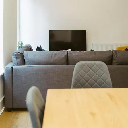 1 2 Bedrooms, Sleeps X 6 * York