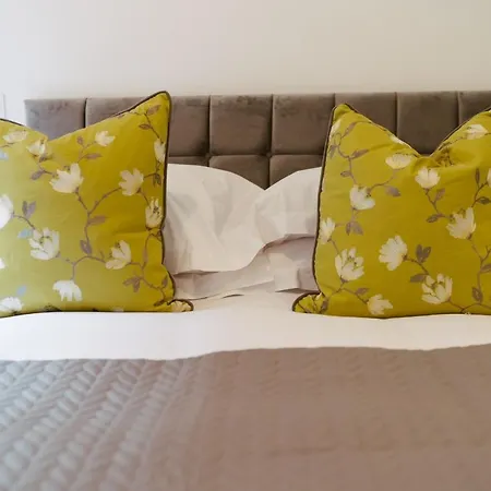 1 2 Bedrooms, Sleeps X 6 Holiday home York